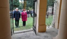 Bárdos Gyula országos elnök és Jégh Izabella választmányi elnök koszorúznak