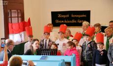 Gyermekek műsora Fogarason, március 15. emlékére