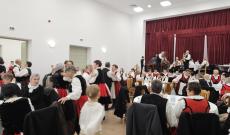 Ahogy az első asztal felszabadult, a közös éneklés mellet helyet kapott a tánc is