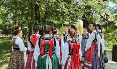 Kikerics Néptáncegyüttes- lányok viseletben.