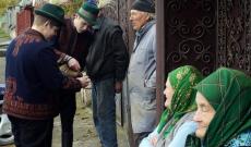 bort kínáló fiatalok