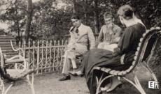 Ady Endre a csucsai "fehér ház" udavarán ady, csucsa