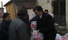 Csomagok osztása Újmoldován