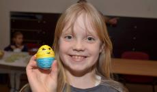 Egy cérnával díszített tojás, és boldog tulajdonosa