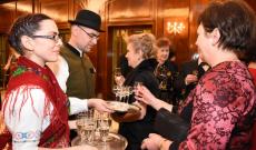 Fogadóitalok kínálása gömöri népviseletben Fogadóitalok kínálása gömöri népviseletben