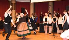 A Nyitnikék és a Mille Domi megnyitja a bált A Nyitnikék és a Mille Domi megnyitja a bált