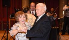 A legidősebb bálozó párok egyike A legidősebb bálozó párok egyike