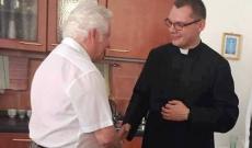 Az első összejövetel a magyar mise után Az első összejövetel a magyar mise után
