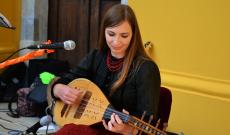 Szent László énekek előadása koboz kísérettel