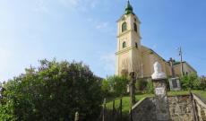 A szilágysomlyói Római Katolikus Templom, előtte Báthory István szobra A szilágysomlyói Római Katolikus Templom, előtte Báthory István szobra