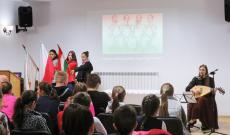 Én, Garamvölgyi Anett az aradi vértanúk tiszteletére született ének előadása közben Én, Garamvölgyi Anett az aradi vértanúk tiszteletére született ének előadása közben