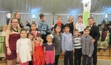 A fakultatív magyar oktatásban résztvevő gyerekek közös fotója a bálon