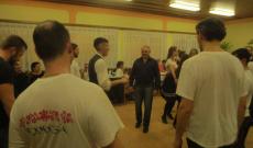 férfiak a táncházban