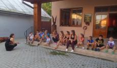 a hétvégi iskolások a nagykaposi Magyar Ház lépcsőjén énekelnek