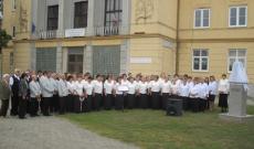 A Kárpát-medencei Kórustalálkozó résztvevő kórusai a szoboravatáson