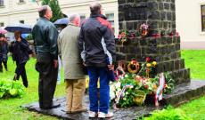 Perényi Zsigmond báró mellszobra előtt tisztelgők