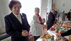 A Lídia-kör tagjai saját készítésű ajándéktárgyak eladásával is segítenek a rászorulókon Húsvéti bazár