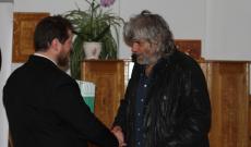 Márkos Hunor unitárius lelkész köszönte meg Hobónak a medgyesi előadást Hobo