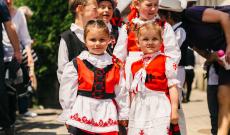 A medgyesi Gyöngyvirág Néptánccsoport legkisebbjeinek is ünnepnap volt a fesztivál