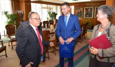 Taki Fiti (b.) a MANU elnöke és Répás Zsuzsanna (j.) a MMA képviselője