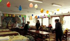 Teremdíszítés a közös szülinapi buli előtt Teremdíszítés a közös szülinapi buli előtt