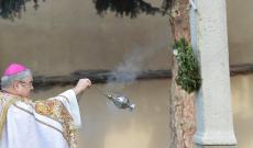 A kőkereszt megáldása A kőkereszt megáldása