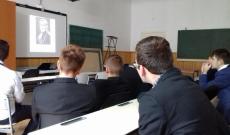 A Líceum tanulói érdeklődve nézik a Márton Áronról szóló kisfilmet