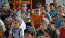 Bibliai történetet hallgatnak a gyerekek Bibliai történetet hallgatnak a gyerekek