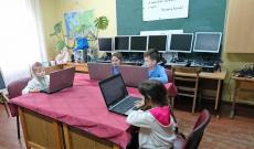 Az ajándék számítógépek a rahói magyar iskolában