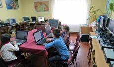 Az ajándék számítógépek a rahói magyar iskolában