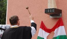 Mikulyák László megáldja az emlékjelet