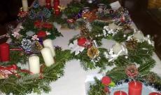 Adventi koszorúk a főoltáron