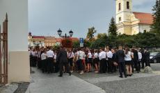 Tanulók gyülekeznek a templom előtt