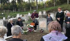Kovács Irma sírjánál indítottuk a napot, Váncsa Éva tisztelettel emlékezett vissza Irma néni különleges személyére és munkásságára