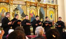 Ungvári görögkatolikus papnövendékek kórusa karácsonyi énekeket énekel