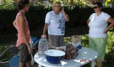 Szilvakompót készül a gyerekeknek