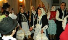 Kastyuban a pánkóval érkeznek az asszonyok Kastyuban a pánkóval érkeznek az asszonyok