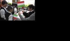 A vicei Dsida Jenő általános iskola II-III. osztályos tanulói készítik a zászlókat