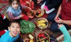 Gyümölcsöket, zöldségeket és  terményeket rendeznek kosarakba a halmágyi gyermekek