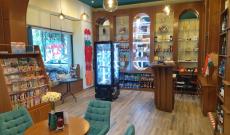 A bolt fő helyisége a bárpultból nézve