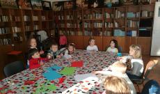 Készülnek a béka bábok a kisiskolásokkal