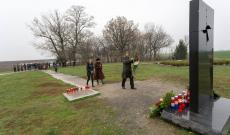 Zágrábi nagykövetség és eszéki konzulátus koszorúz az ovcarai kivégzések helyszínén