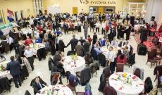 A táncoló vendégek több alkalommal is együtt, egy körben táncoltak bál