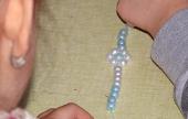 Készülnek a gyöngy-virágok a karkötőre Készülnek a gyöngy-virágok a karkötőre