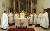 Az ausztriai magyar és magyarul beszélő katolikus papok szokásos évi találkozójuk második napján Szombathelyen a Szent Márton-templomban mutattak be szentmisét Veres András püspökkel együtt