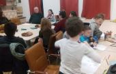 A gyerekek játszanak míg szüleik beszélgetnek A gyerekek játszanak míg szüleik beszélgetnek