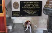 A szenci koszorú Lázár Vilmos emléktáblájánál