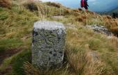 Lefelé a Hó-várról  (Hoverla) az ezeréves határt jelző kővel