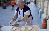 Lángost sütnek a Vukovári Magyarok Egyesületének tagjai Lángost sütnek a Vukovári Magyarok Egyesületének tagjai