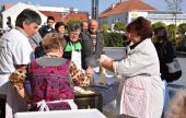 Lángost sütnek a Vukovári Magyarok Egyesületének tagjai Lángost sütnek a Vukovári Magyarok Egyesületének tagjai